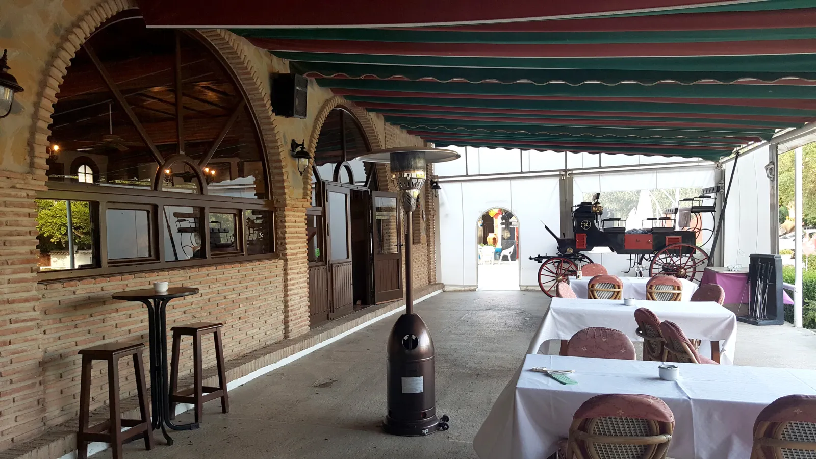 Bar terraza de la finca con mesas para tomar algo antes del show