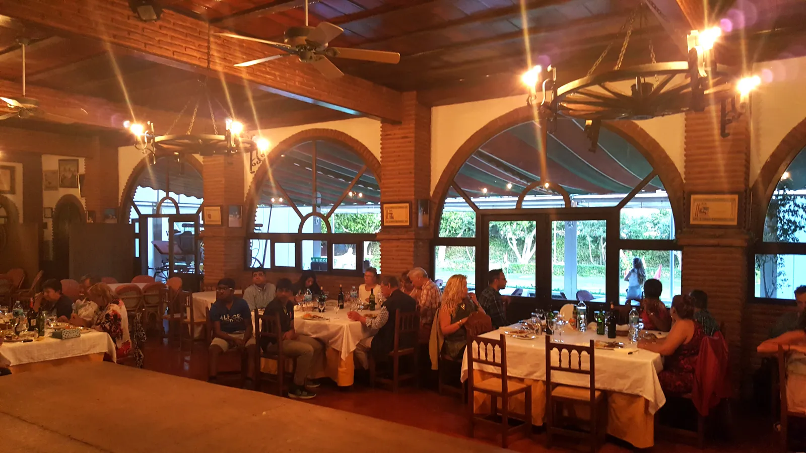Salón del cortijo durante la cena