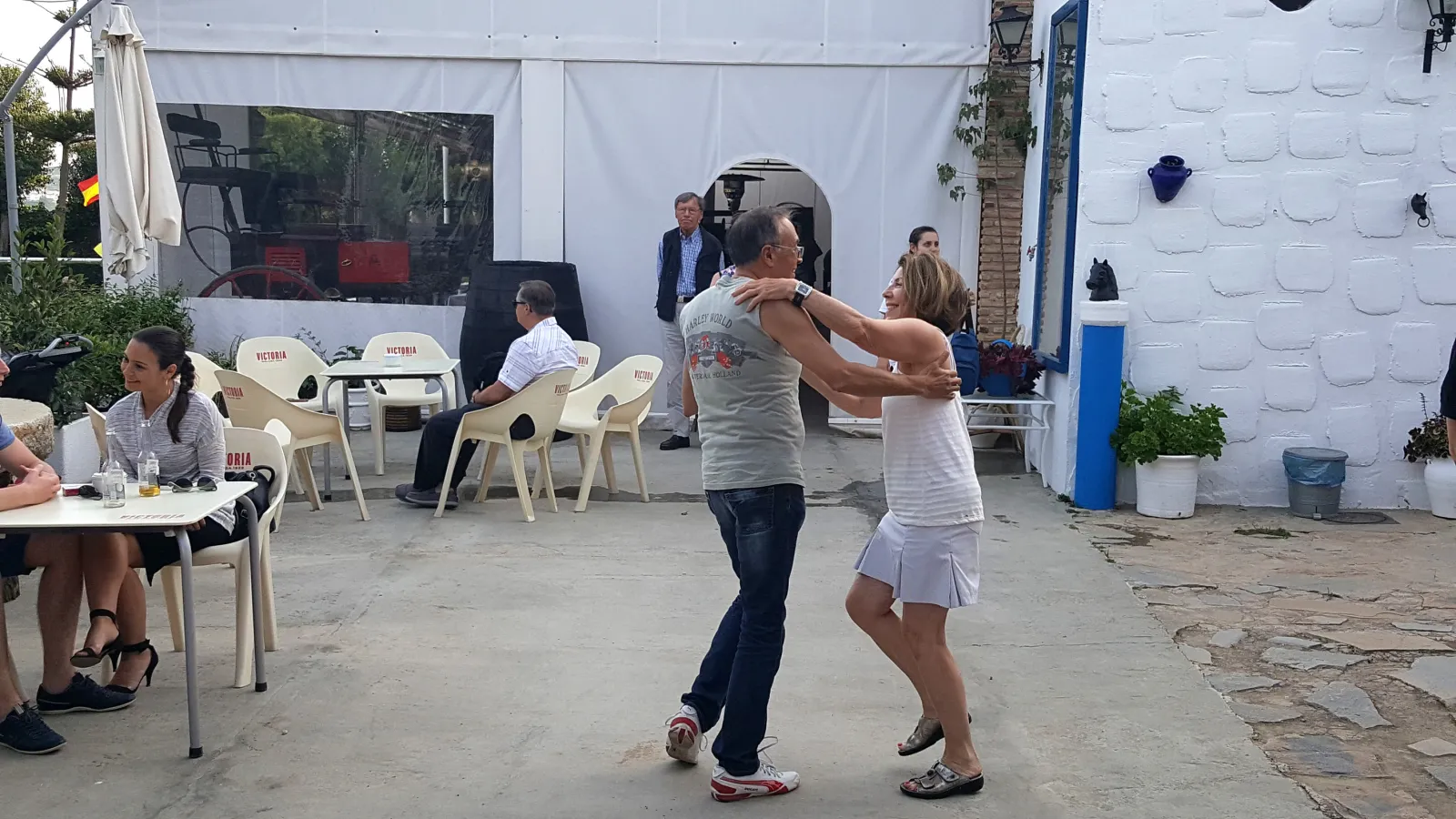 Niños subidos al escenario bailando rumbas con los artistas