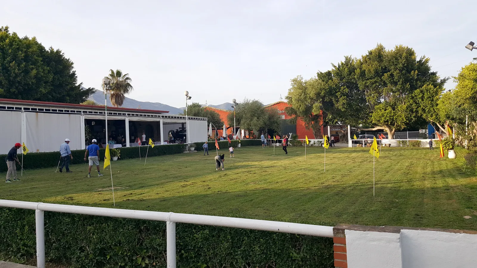 Zona de césped y minigolf gratuito para los más pequeños